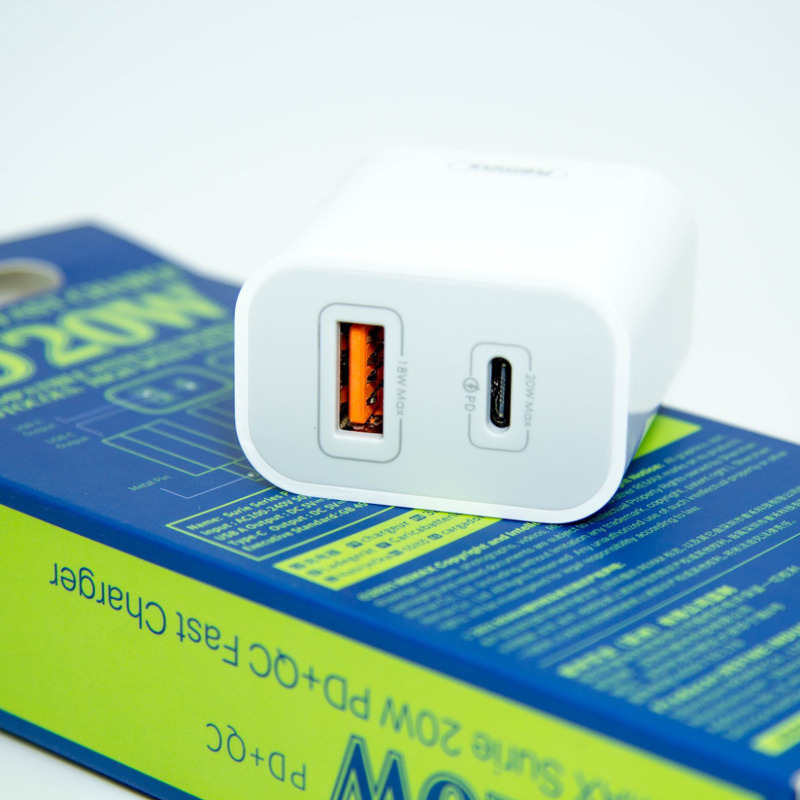 68122155c8298614d18ac63111e1b6c3 Auto punjac C1 4u1 PD 3A, USB 2.4A 120W (total) sa Type C/lightning kablom tamno sivi